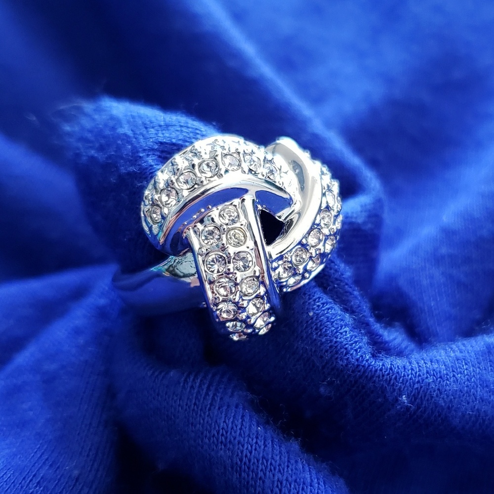 18k white gold plated twisted ring. Size 6